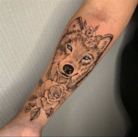 tatuagem feminina de lobo na coxa|Tatuagem de Lobo: significados e locais do corpo。